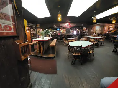 Plank's Cafe & Pizzeria