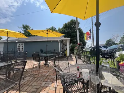 Teas Your Spirits, Eatery